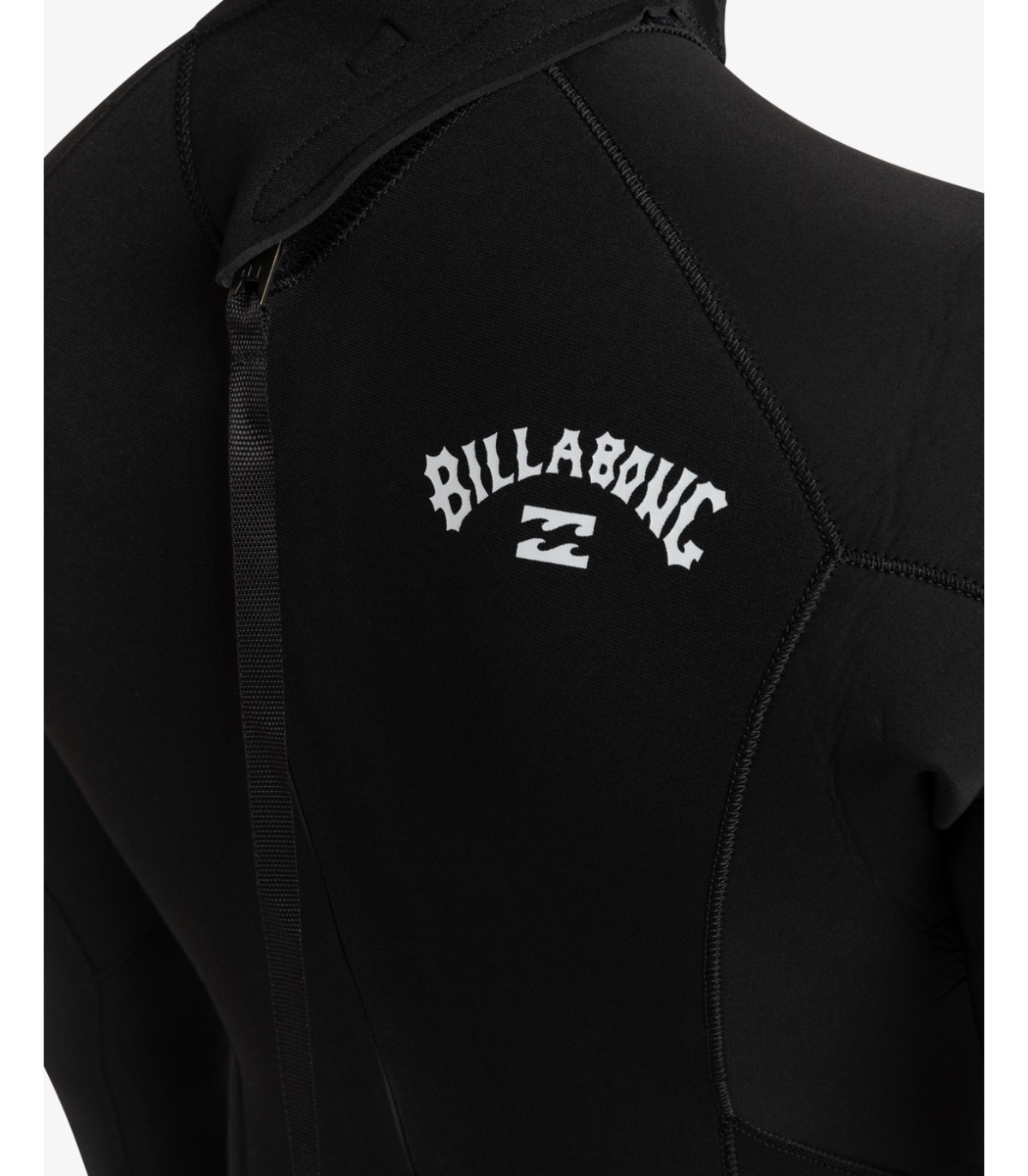 Detalle de la espalda de un traje de surf Billabong negro con cremallera y logo bordado