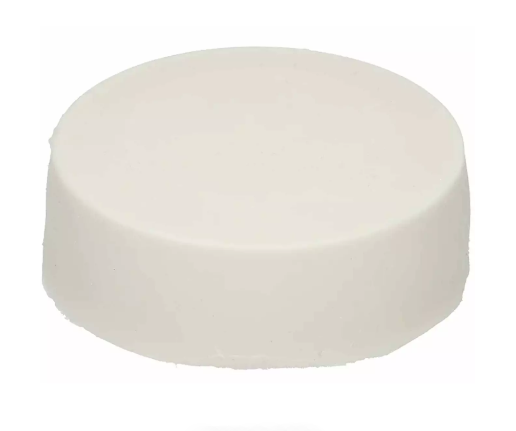 Pastilla de cera blanca para tabla de surf sobre fondo blanco