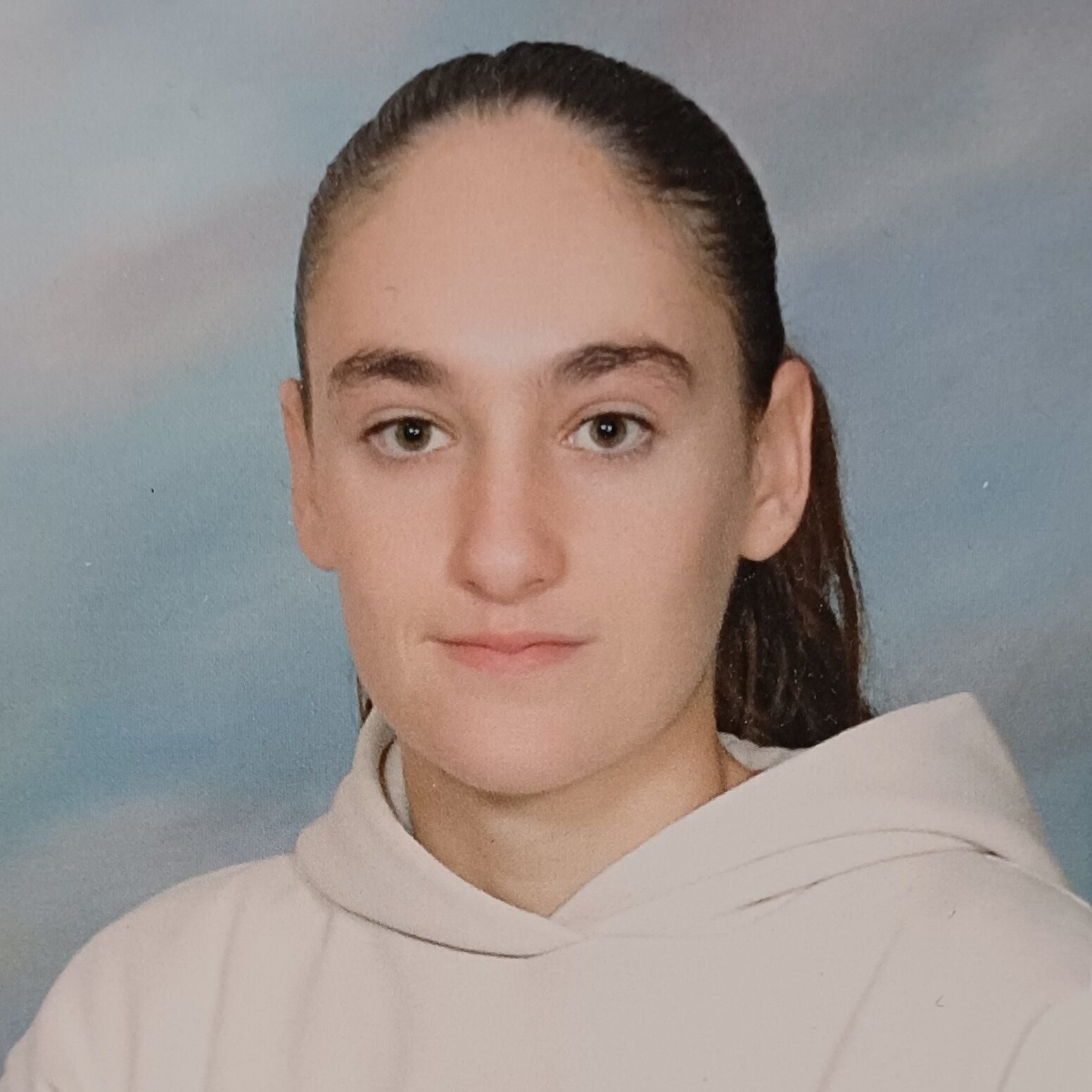 Foto de perfil de una chica joven sobre fondo neutro, parte del equipo SurfMood